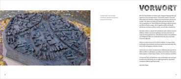 Preview: Doppelseite des Buchs mit dem Vorwort von Anne Heinke-Hagen. Auf der linken Seite ist ein Foto eines detaillierten Bronze-Stadtmodells von Haltern in der Innenstadt abgebildet. Auf der rechten Seite steht der Vorworttext unter der Überschrift „VORWORT“, d