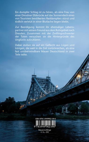 „Buchcover des Krimis ‚Mauerzwillinge: Eine Reise nach Dresden‘ von Uwe Wittenfeld. Im Hintergrund ist eine große, stählerne Brücke (das Blaue Wunder in Dresden) in der Dämmerung zu sehen, auf der eine dunkle menschliche Silhouette steht. Im Vordergrund f