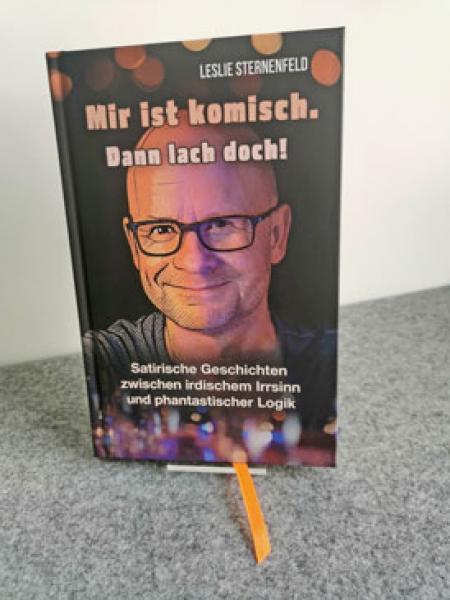 Das Buch „Mir ist komisc. Dann lach doch!„ mit Lesebändchen. Das Buch „Mir ist komisc. Dann lach doch!„ mit Lesebändchen.